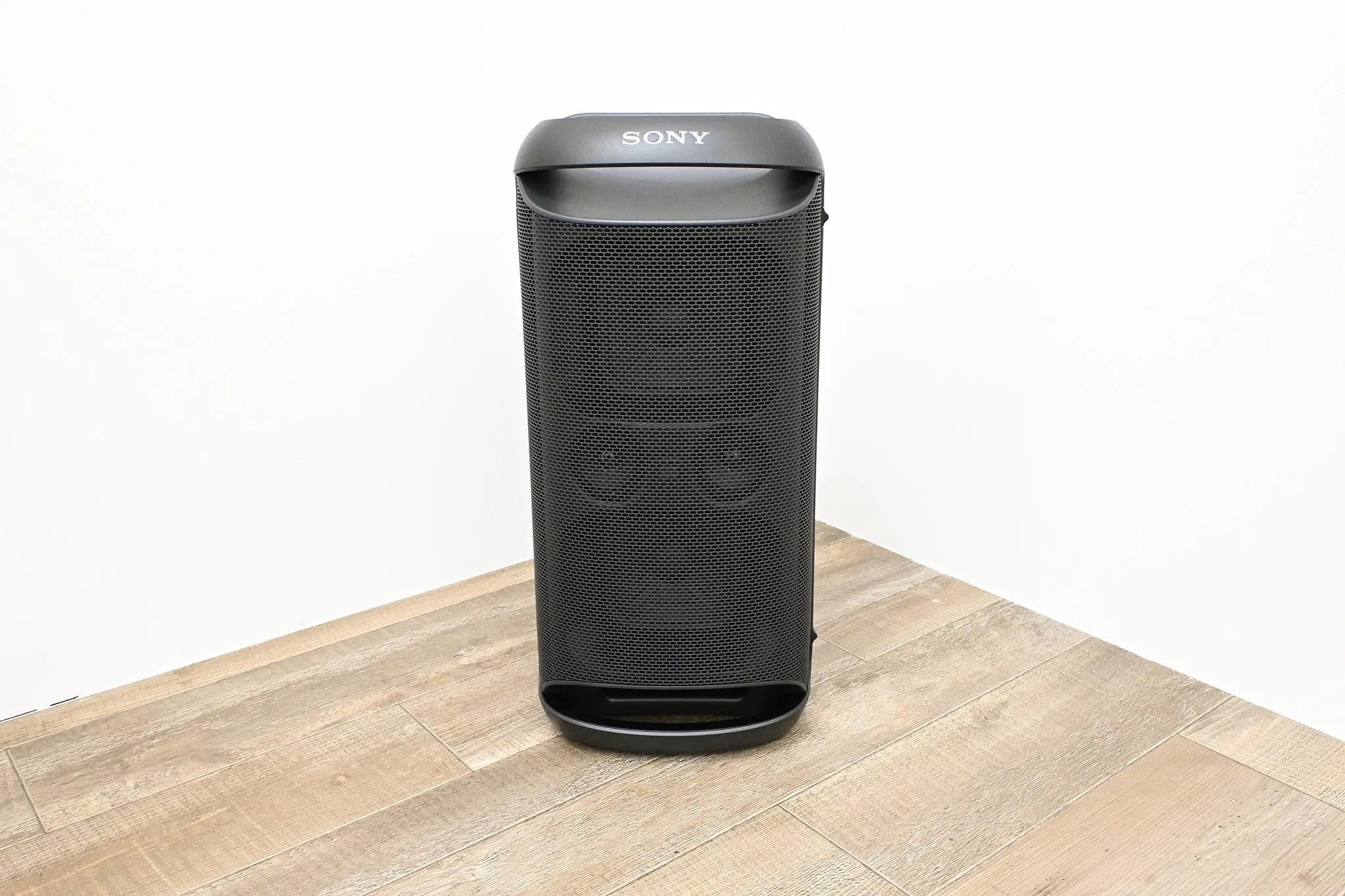 Sony 大型ワイヤレススピーカー SRS-XV500。BGMを流したり、備え付けのマイク2本も利用可能です。