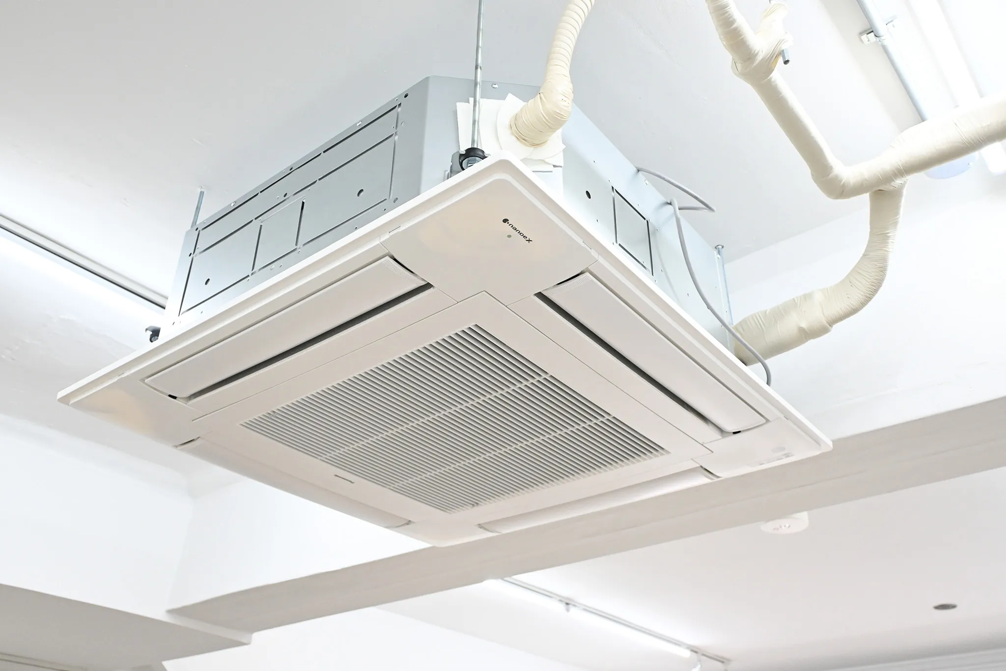 部屋中央の業務用大型エアコン。